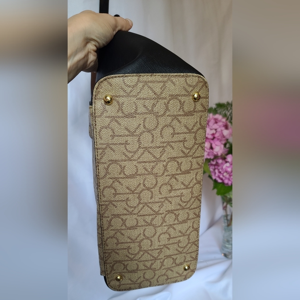 Calvin Klein Purse š - Picture 5 of 16